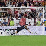 Bono, en el momento en el que detuvo el penalti de Gayá cuando el partido terminaba