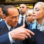 El líder de 'Forza Italia', Silvio Berlusconi, habla con los periodistas a la salida de los grupos parlamentarios en la Cámara de Diputados con la diputada de la Cámara de Diputados italiana, Marta Fascina