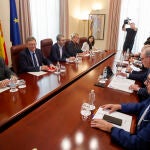 El presidente de la Generalitat, Ximo Puig (2º i), preside la reunión de la Mesa de la Cerámica, a la que asisten también el conseller de Hacienda, Arcadi España (3º i), y el conseller de Economía y Trabajo, Rafa Climent (i)