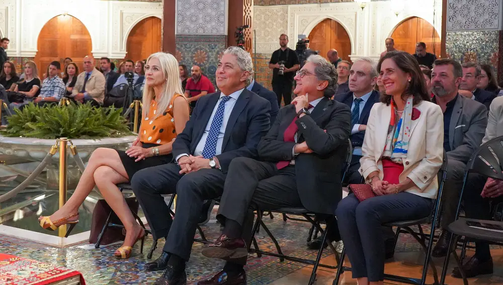 Los invitados en la Tercera edición del Acto Talento de Aquí del Grupo MAS Patricia del Pozo (i) consejera de desarrollo educativo ,Tomás Burgos viceconsejero de la Presidencia (2i), Enrique Millo (2d), secretario General de Acción Exterior y Susana Cayuelas (1d), delegada territorial de Fomento, Cultura y Patrimonio Histórico de la Junta