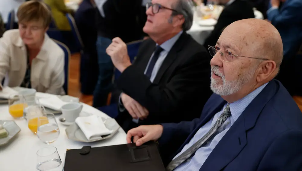 El presidente del Centro de Investigaciones Sociológicas (CIS), José Félix Tezanos, protagoniza un desayuno informativo celebrado, este lunes en Madrid. EFE/ Mariscal