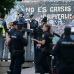 Varios agentes participan en el desalojo de un edificio "okupado" en el madrileño barrio de Lavapiés el pasado septiembre