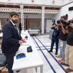 El presidente de la Comunidad de Murcia Fernando López Miras, este miércoles momentos antes del inicio del pleno de la Asamblea Regional de Murcia. EFE/Marcial Guillén