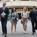 El vicepresidente de Vox, Javier Ortega Smith; la vicesecretaria jurídica del partido, Marta Castro, y el secretario general del GP Vox, José María Figaredo, a su salida tras presentar un recurso de inconstitucionalidad ante el Tribunal Constitucional.