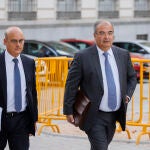 El expresidente del Banco Popular Ángel Ron (dcha.), a su llegada hoy a la Audiencia Nacional parar declarar por la ampliación de capital de 2012