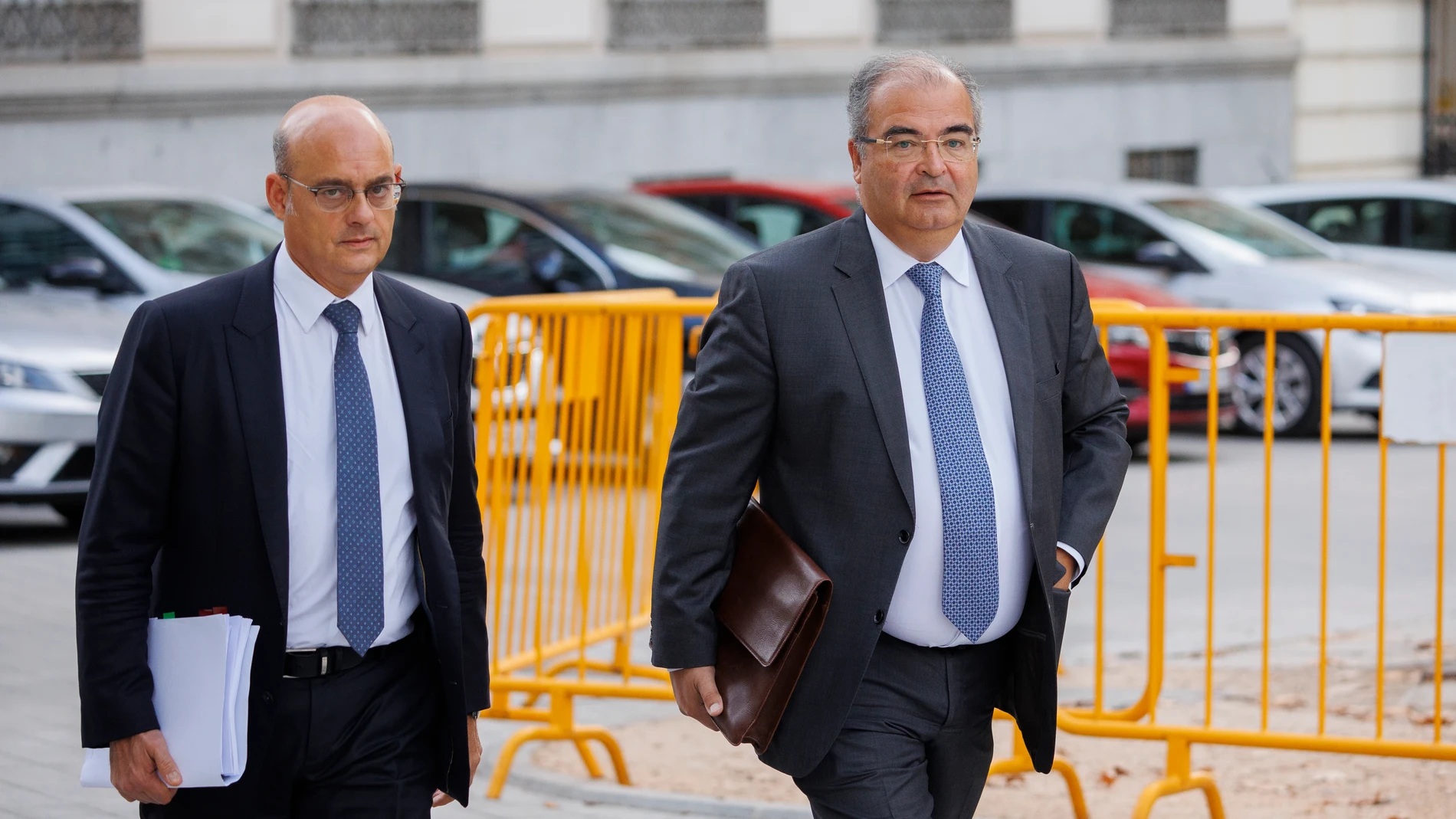 El expresidente del Banco Popular Ángel Ron (dcha.), a su llegada hoy a la Audiencia Nacional parar declarar por la ampliación de capital de 2012