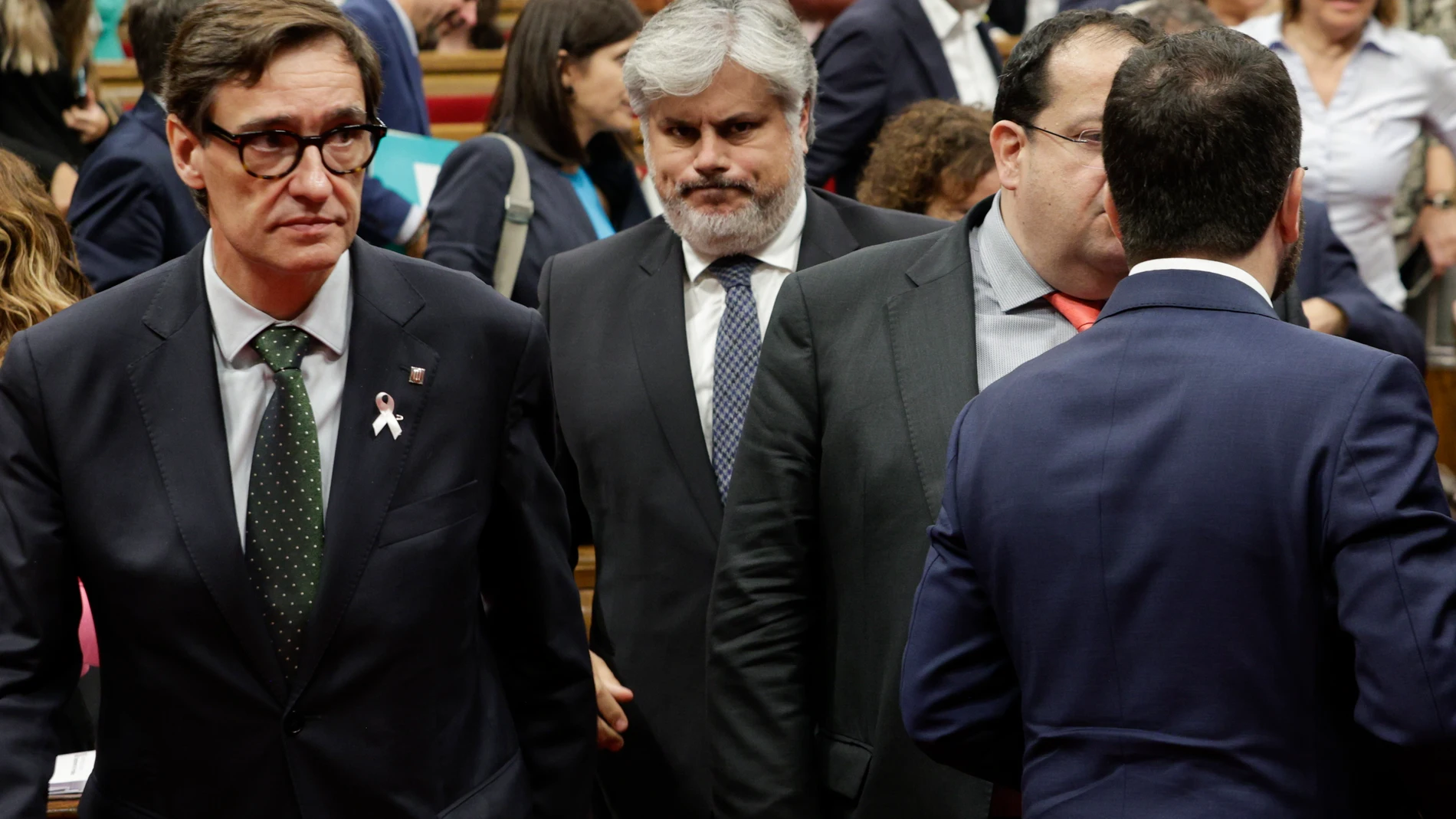El presidente de Junts en el Parlament ,Albert Batet y el primer secretario del PSC, Salvador Illa, abandonan el hemiciclo al término de la comparecencia del presidente de la Generalitat, Pere Aragonès
