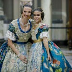 La Fallera Mayor de València 2023, Laura Mengó Hernández, posa junto a la Fallera Mayor Infantil, Paula Nieto Medina, tras el acto de proclamación de las Falleras Mayores de València 2023