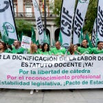 Varios docentes, ayer, durante la concentración frente al Ministerio de Educación