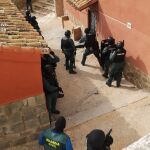 Efectivos de la Guardia Civil antes de entrar en la vivienda donde se alojaba el clan familiar
