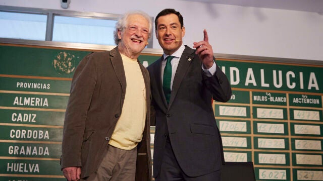 El presidente de la Junta de Andalucía, Juanma Moreno, (d) y el expresidente del Partido Andalucista, Alejandro Rojas Marcos (i)
