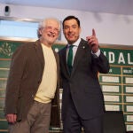 El presidente de la Junta de Andalucía, Juanma Moreno, (d) y el expresidente del Partido Andalucista, Alejandro Rojas Marcos (i)