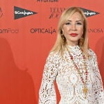 Carmen Lomana con mono hippie.