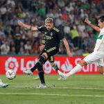 El centrocampista del Real Madrid Fede Valverde dispara para anotar ante el Elche, durante el partido de Liga en Primera División que disputan este miércoles en el estadio Martínez Valero, en la localidad alicantina. EFE/Manuel Lorenzo