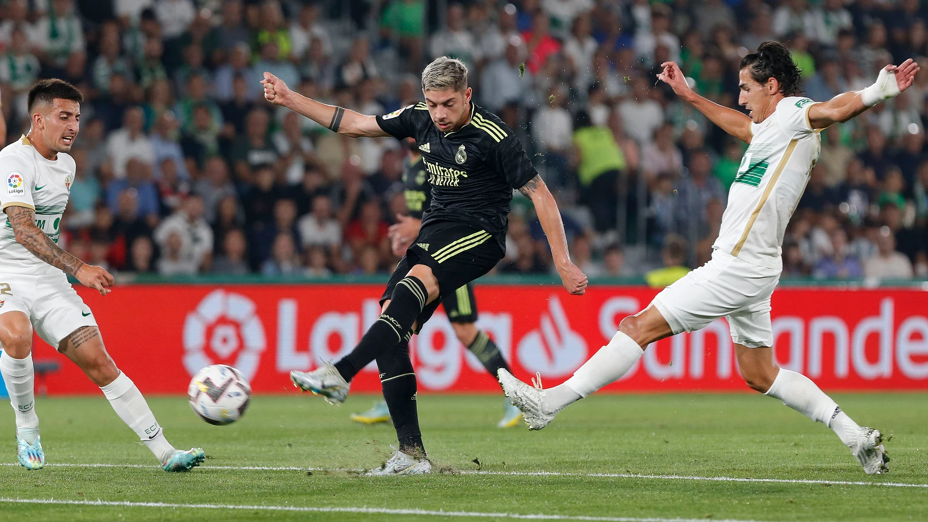 El centrocampista del Real Madrid Fede Valverde dispara para anotar ante el Elche, durante el partido de Liga en Primera División que disputan este miércoles en el estadio Martínez Valero, en la localidad alicantina. EFE/Manuel Lorenzo