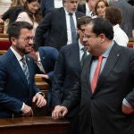 El presidente de la Generalitat, Pere Aragonès (i), le guiña el ojo al conseller de Interior Joan Ignasi Elena, durante la presentación del nuevo Govern de Esquerra Republicana de Catalunya durante una sesión de control en el Pleno del Parlament, a 19 de octubre de 2022, en Barcelona, Cataluña (España). Aragonès y el Govern se enfrentarán a la sesión de control de los siete nuevos consellers que fueron nombrados tras la salida de Junts per Catalunya, que por primera vez en esta legislatura estará en la oposición. La negociación de los Presupuestos de la Generalitat para 2023, es uno de los temas que previsiblemente aparecerá en la sesión de control, después de que ERC haya emplazado a Junts a apoyar las cuentas junto a CUP y comuns, a los que sitúa como socios prioritarios.19 OCTUBRE 2022;ERC;JXCATDavid Zorrakino / Europa Press19/10/2022