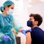 Una farmacéutica vacuna a un joven en una campaña de vacunación