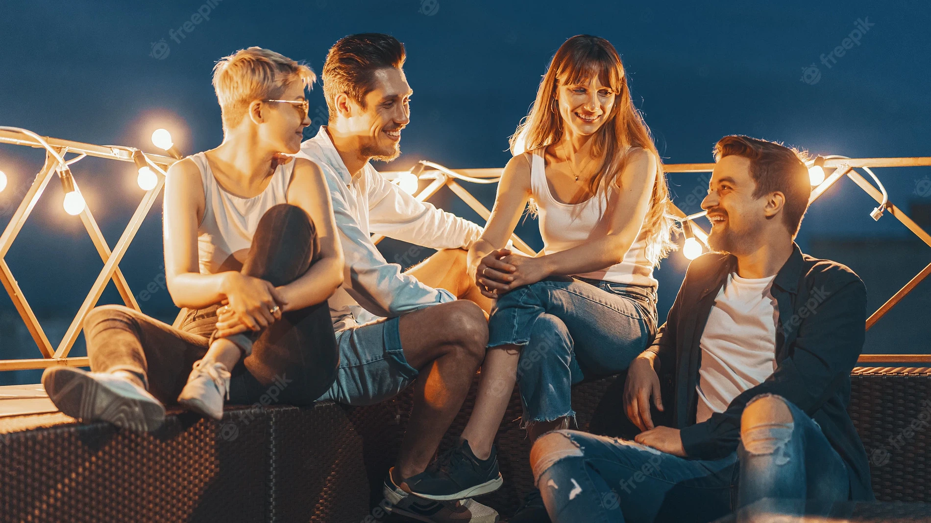 Un grupo de amigos disfrutando y riéndose