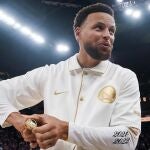 Stephen Curry muestra su anillo de campeón de la pasada temporada antes de arrancar su partido ante los Lakers