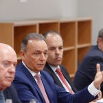 Los presidentes de CEV Alicante; Joaquín Pérez (i); la Confederación Empresarial de la Comunitat Valenciana (CEV), Salvador Navarro (2i); de la Cámara Alicante, Carlos Baño (2d); y del Instituto de Estudios Económicos de la provincia de Alicante (INECA), Nacho Amirola (d), durante la rueda de prensa ofrecida este miércoles en Madrid