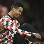 Cristiano Ronaldo calienta antes del partido contra el Tottenham, en el que no jugó ni un minuto