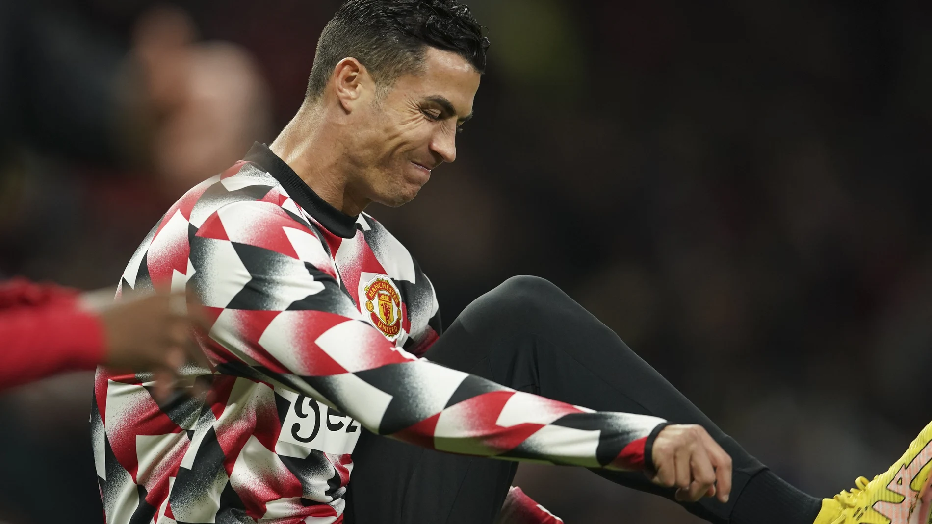 Cristiano Ronaldo calienta antes del partido contra el Tottenham, en el que no jugó ni un minuto