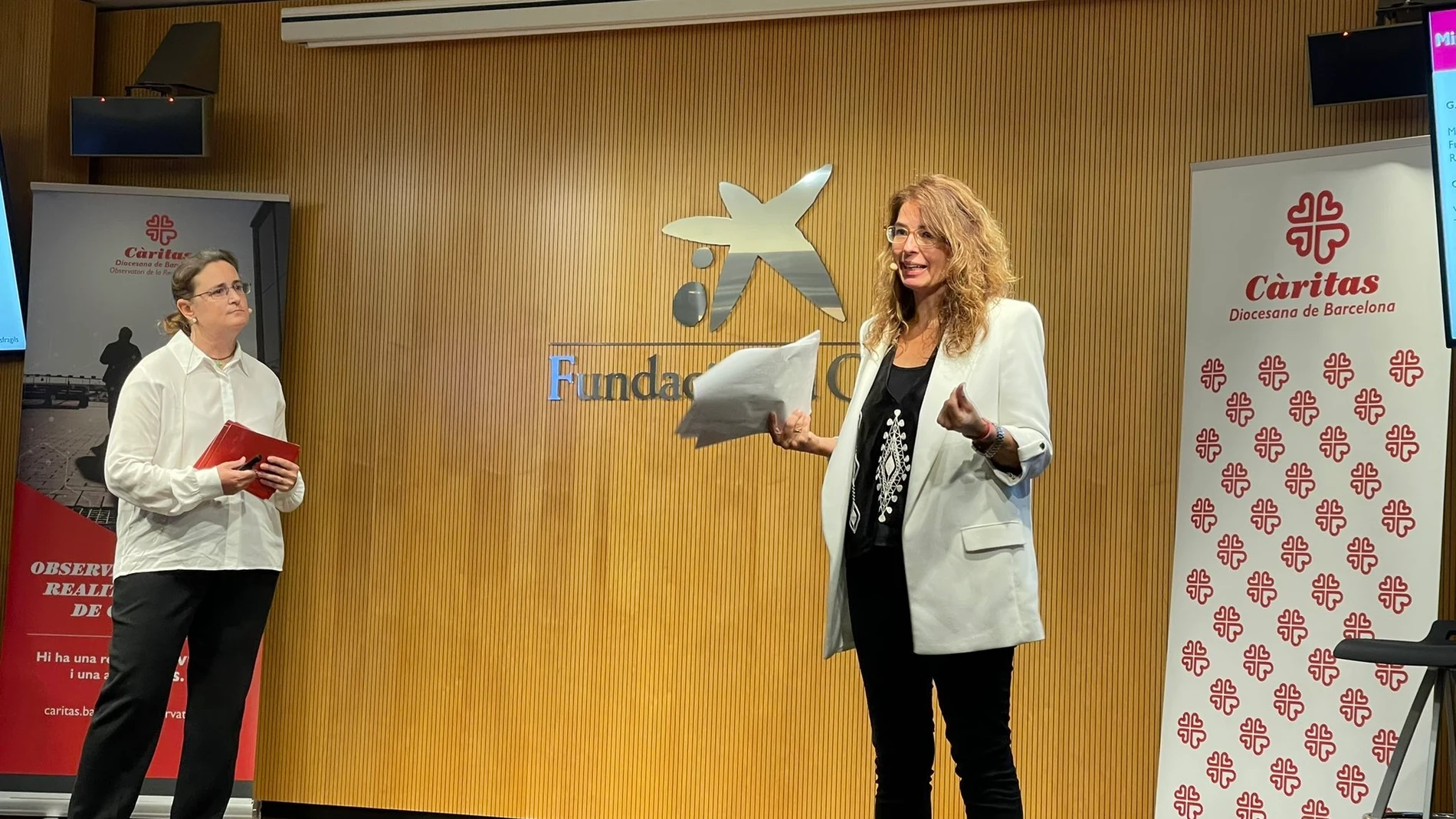 La jefa de análisis social e incidencia de Càritas Barcelona, Miriam Feu, y la jefa del programa de infancia Cáritas España, Carmen García, durante la presentación del informe en el CaixaForum MacayaCÀRITAS BARCELONA