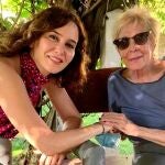 Isabel Díaz Ayuso visita a Concha Velasco en la residencia.