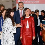 La Reina Letizia con look de cuero en Alemania.