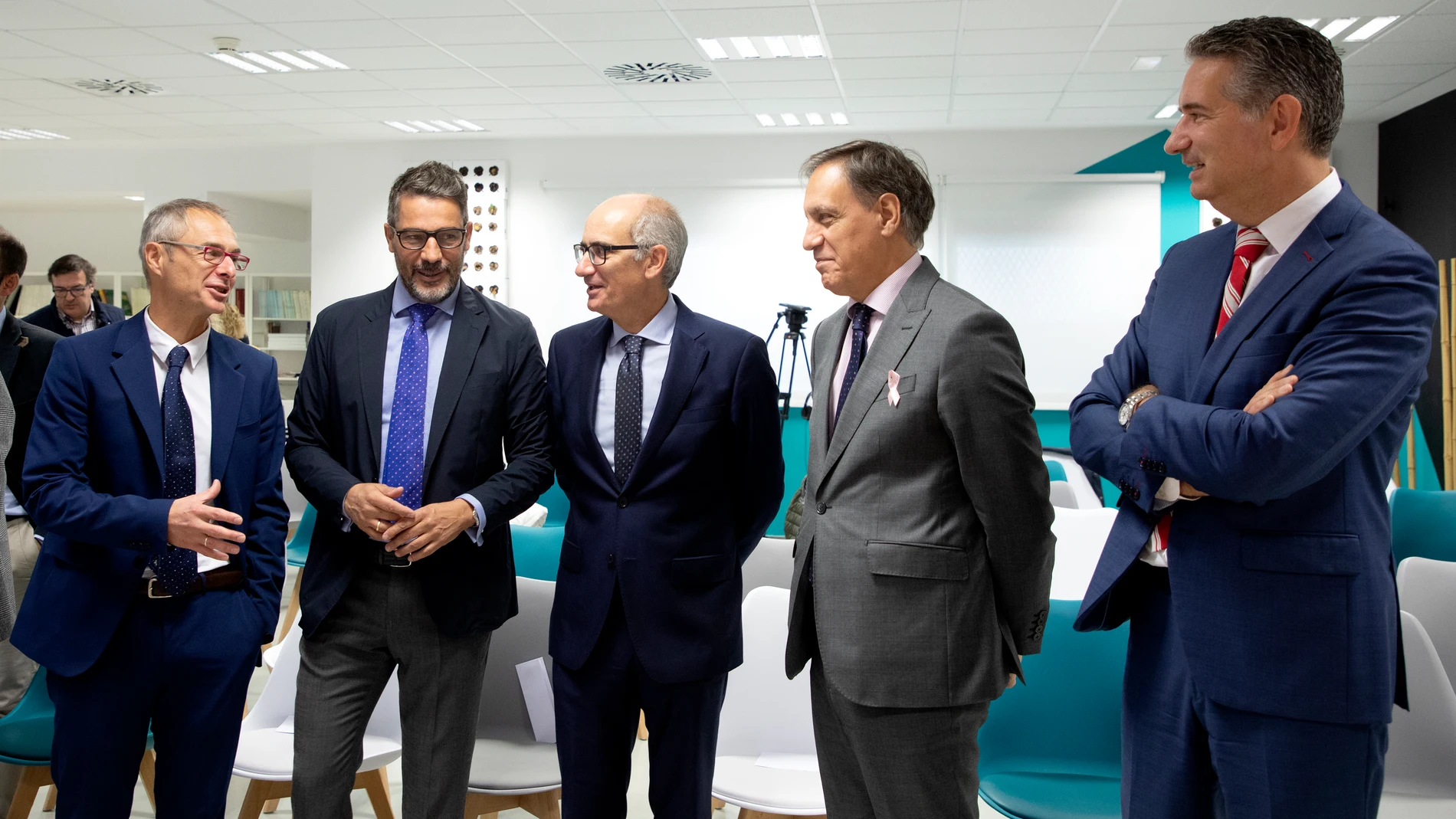 La Fundación Parque Científico de la Universidad de Salamanca y HP Solutions Creation and Development Services SL suscriben un convenio de colaboración. El rector, Ricardo Rivero, y el director general de HPSCDS, Miguel Ángel Turrado, suscriben el acuerdo. En la imagen, junto al presidente de la Diputación, Javier Iglesias, el alcalde de Salamanca, Carlos García Carbayo y el alcalde de Villamayor, Ángel Peralbo