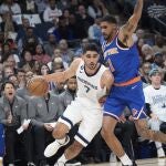 Santi Aldama inicia la penetración ante la defensa de los Knicks