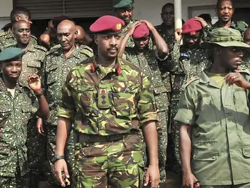 Muhoozi Kainerugaba posa con miembros de las Fuerzas Especiales ugandesas. Muhoozi Kainerugaba posa con miembros de las Fuerzas Especiales ugandesas.