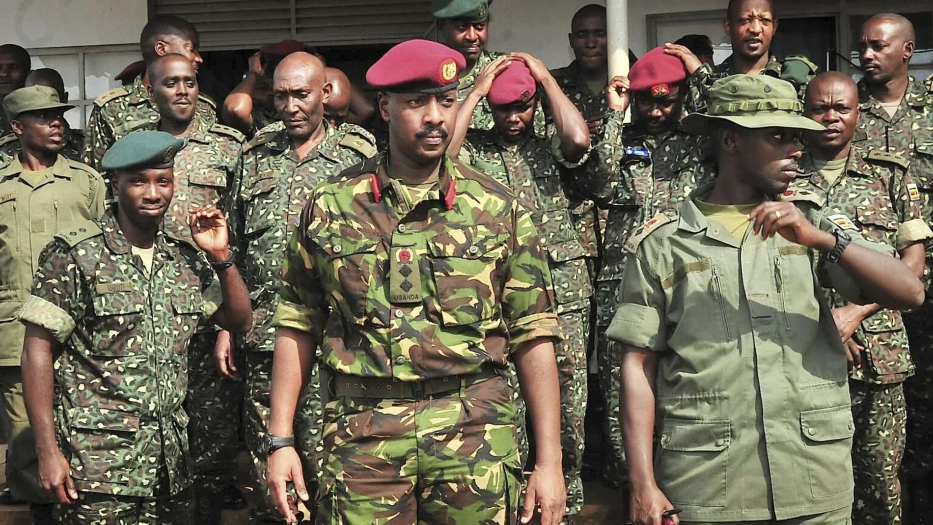 Muhoozi Kainerugaba posa con miembros de las Fuerzas Especiales ugandesas.
