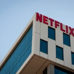 Un edificio con el logo de Netflix
