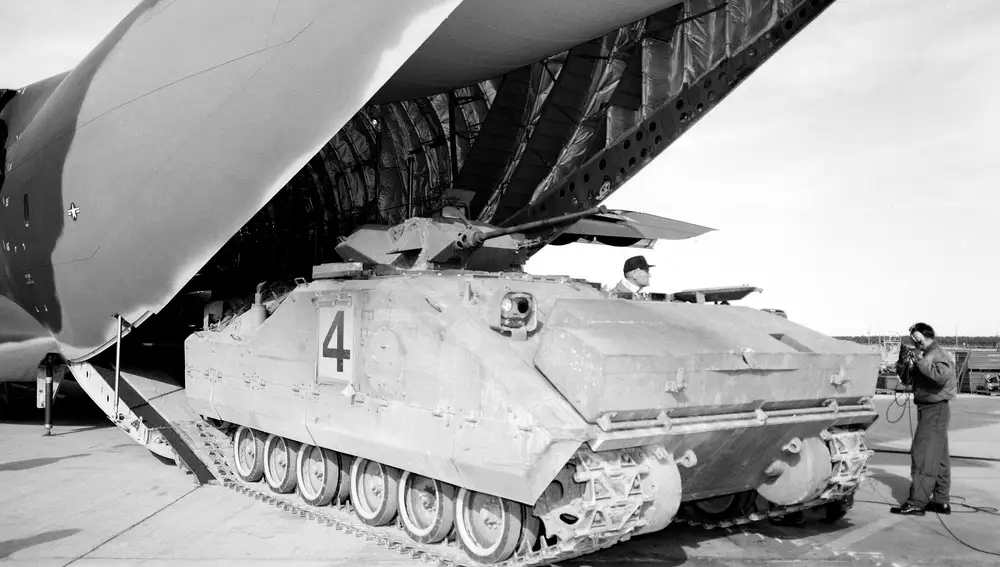 Prototipo del M2 Bradley (XM723), siendo descargado de un avión YC-15 en 1977.