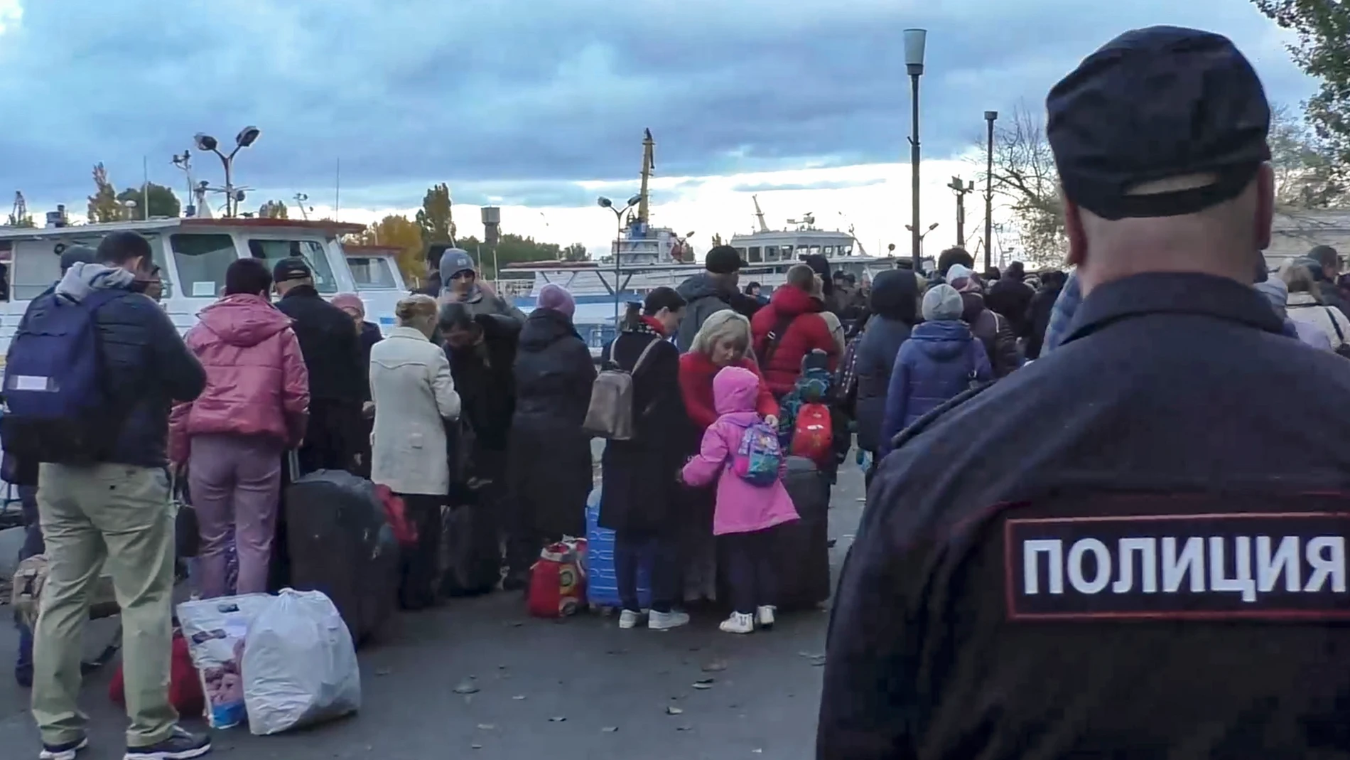 Una imagen fija tomada de un vídeo de distribución proporcionado por la fuente web de la Milicia Popular de la RPD muestra a la gente haciendo cola para subir a los barcos fluviales durante las evacuaciones en Jersón