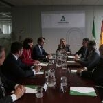 La consejera de Fomento, Marifrán Carazo, se reunió con los alcaldes de Coria del Río y Palomares