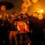 Un hombre sostiene una ilustración con el retrato de Lola durante una manifestación de extrema derecha al final del homenaje a esta joven asesinada en un barrio del norte de la capital francesa