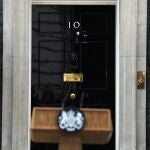 El atril de la primera ministra Liz Truss desde donde anunció su dimisión como líder del partido "tory"