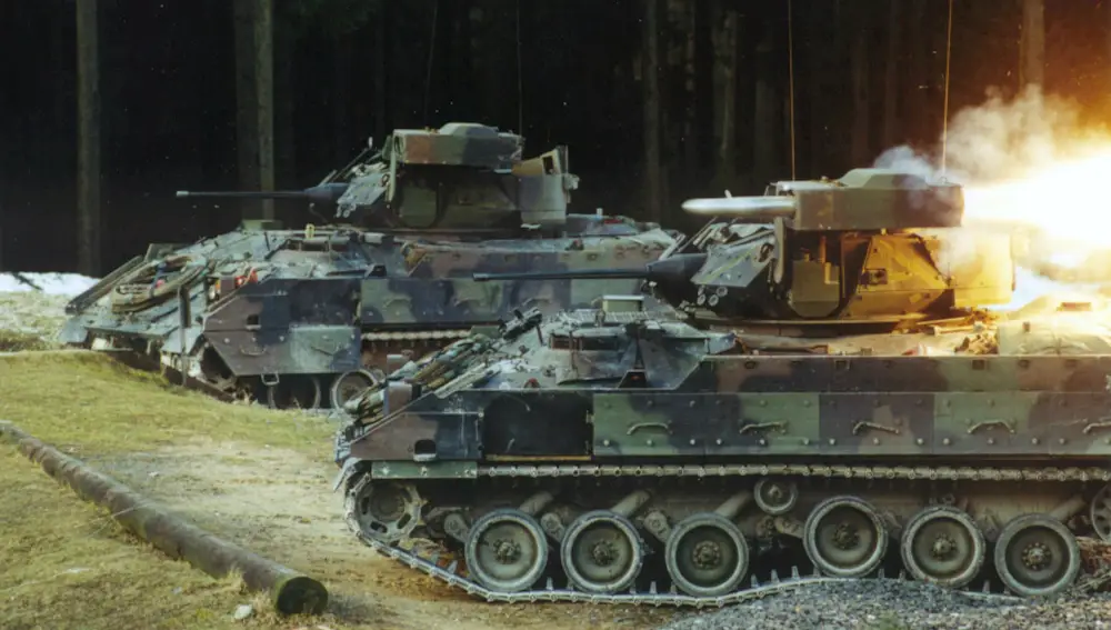 M2 Bradley lanzando un misil TOW.