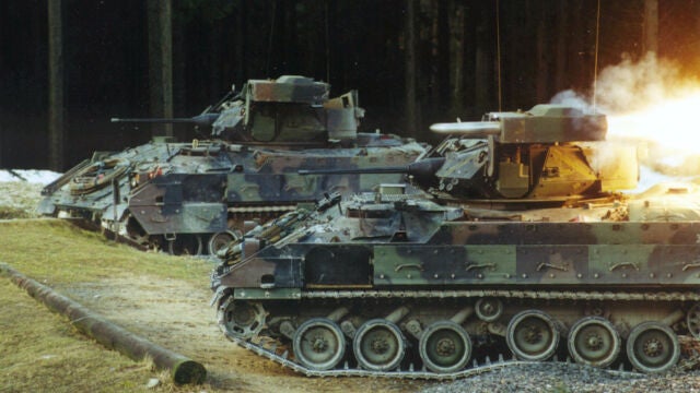 M2 Bradley lanzando un misil TOW.