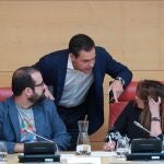 El popular Raúl de la Hoz conversa con la socialista Patricia Gómez