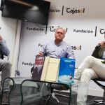 Ricardo Álamo, Miguel Pardeza y Pepe Lugo, en la sede de la Fundación Cajasol en Cádiz
