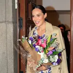 Tamara Falcó con un look con la gabardina más clásica.