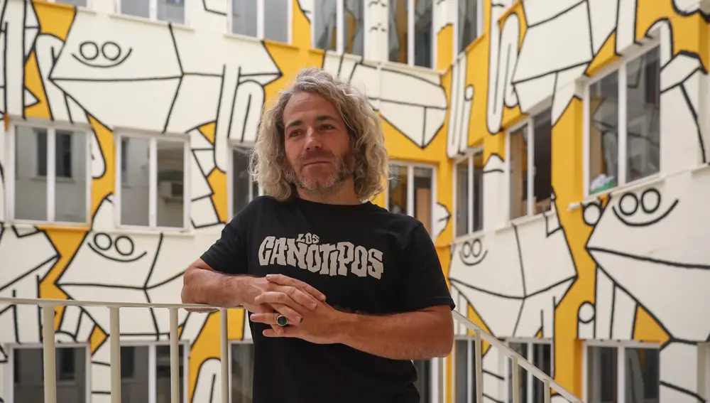 El artista Juan Díaz-Faes posa en la presentación de 'Legaho', en el Patio de luces de la Escuela Universitaria de Artes TAI, a 20 de octubre de 2022, en Madrid, (España). 'Legaho' es un proyecto de pintura mural creado y desarrollado de forma colaborativa entre el artista y docente Juan Díaz-Faes y el alumnado del grado en bellas artes. El proyecto conjunto, que une educación y arte, se presenta como un legado del que maestros y estudiantes se nutren y dejan una obra artística que perdurará y que está pensada para poder ser modificada, mejorada para los estudiantes de arte del futuro.20 OCTUBRE 2022;MADRID;OBRA COLABORATIVA;LEGAHO;JUAN DIAZ FAESEduardo Parra / Europa Press20/10/2022