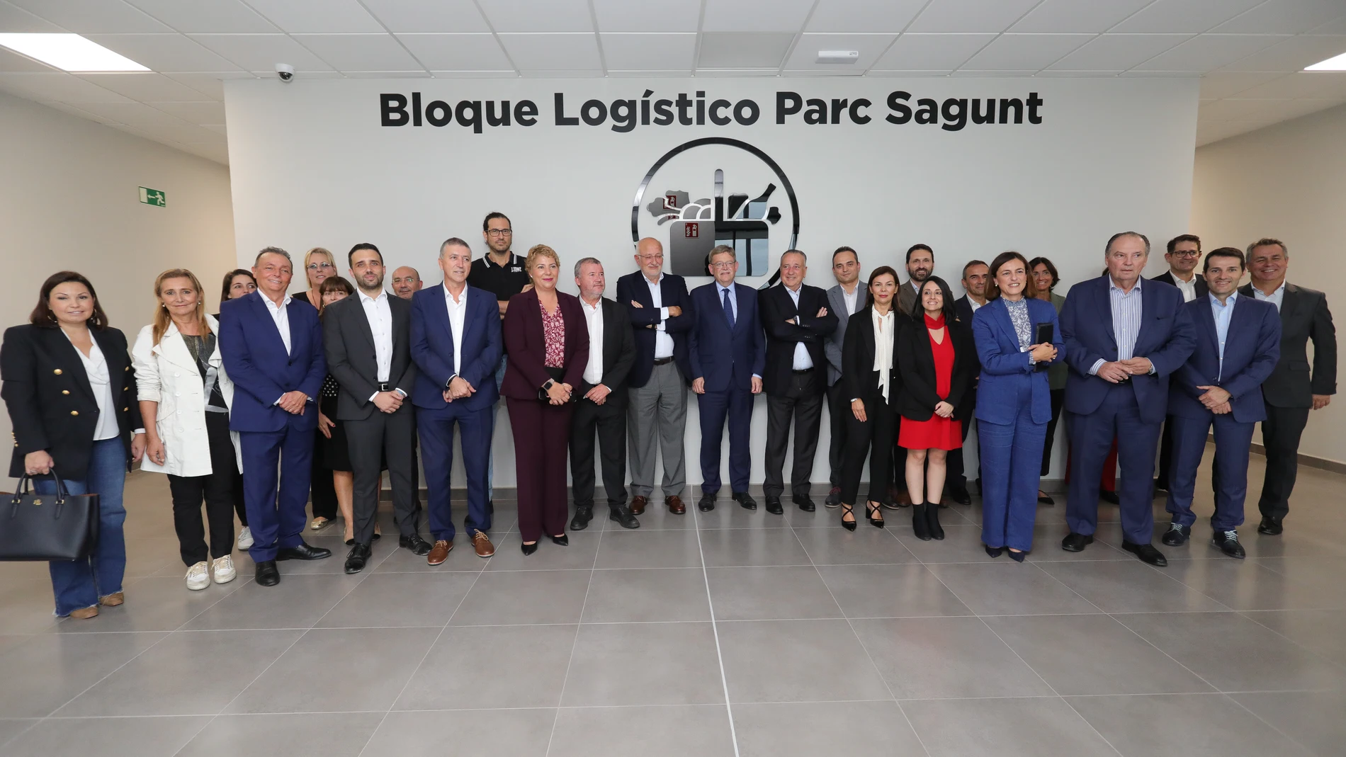 El presidente de la Generalitat, Ximo Puig, durante la visita al bloque logístico de Parc Sagunt