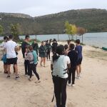 Rescate de estudiantes madrileños tras volcar sus piragüas por el fuerte viento en el embalse de Las Vencías