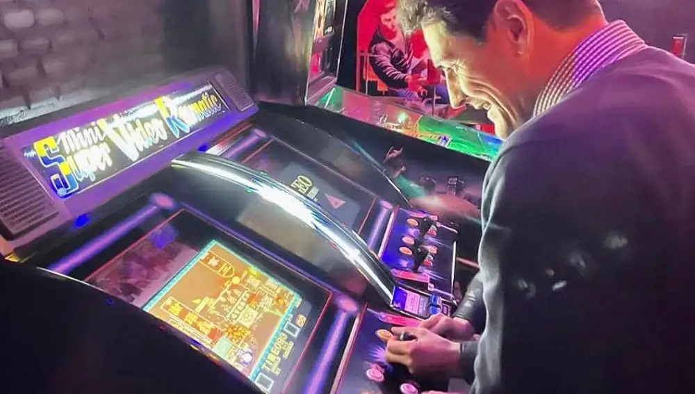 Iker Casillas jugando a las maquinitas en 'Rockade' (Madrid)