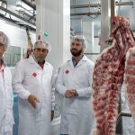 El vicepresidente Juan García-Gallardo, visita, junto al consejero Gerardo Dueñas, la finca Los Valhondos y las instalaciones de jamones Beher en Guijuelo (Salamanca)