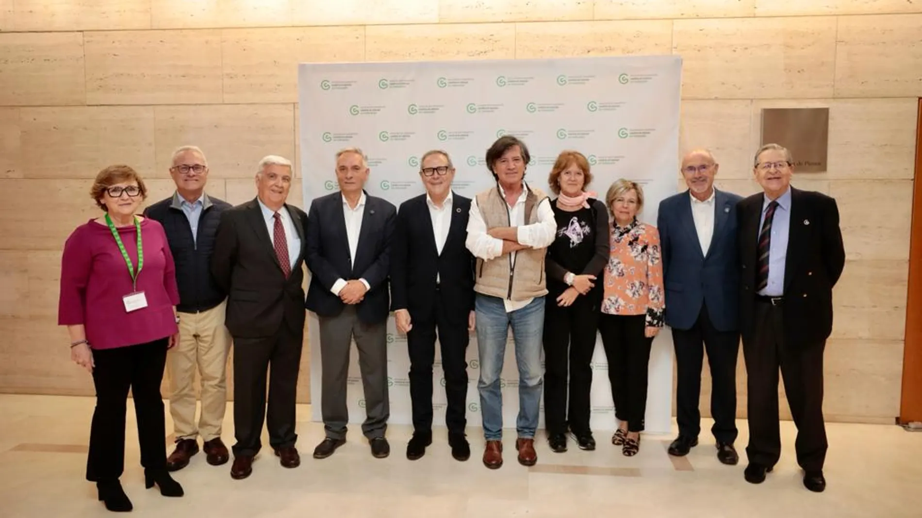 El doctor Carlos López-Otín junto a responsables de AECC Valladolid